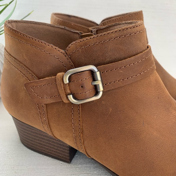 Clarks Adreena Dark Tan Nubuck Leather Mid Stacked Heel Booties Woman’s 9.5M - Picture 4 of 12